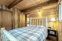 The Cabin Life- Dog Friendly w/3BR+loft & Hot Tub