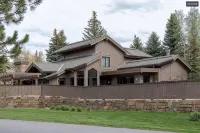 2br+loft Townhome @ base of Dollar Mtn. ski area; hot tub & pool - 4-Star