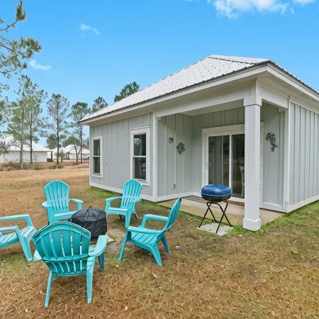 Family Home Near Owa and Beaches, King Bed, Cornhole, Fire Pit, Pet Friendly!