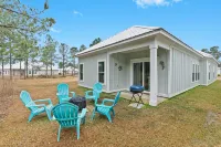 Family Home Near Owa and Beaches, King Bed, Cornhole, Fire Pit, Pet Friendly!