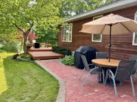 Stay at our cozy pet friendly River Retreat on the banks of the Seneca River. 리샌더 호텔