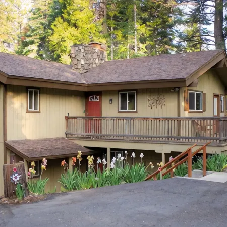Summer Vacation Rental Lake Almanor Country Club. Gameroom, Sleeps 10. Spacious