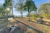 Charming Pet Friendly 4-bedroom river view home with grill, in lovely Weems!