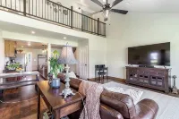 Peaceful Mountain Retreat that sleeps 7, views of Pagosa Peak & Bonus Workspace!