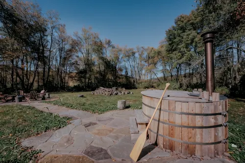 Group Getaway: Sleeps 15, 11 Priv Acres, Wood fire hot tub, sauna, karaoke