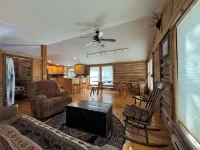 3 Bedroom Log Cabin on the Lake.  Perfect for Ice Fishing and Snowmobiling! - Chalets