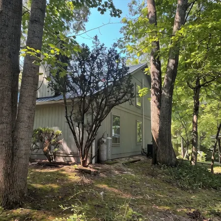 3-bedroom house in charming Jamestown with easy access to boat ramp!