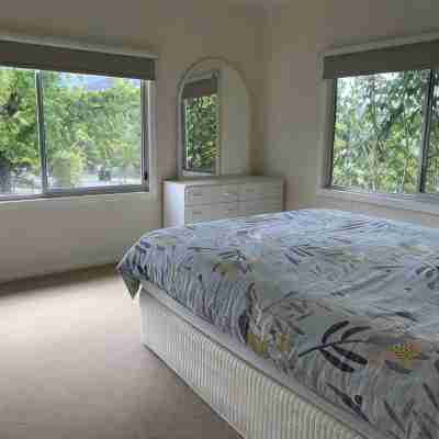 Family holiday haven cozy wood fire hiking skiing bird watching linen supplied Rooms
