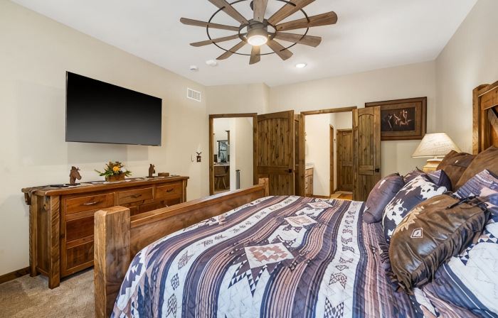Longhorn Lodge - Private Swimming Pool & Hot Tub, Pool Table - Pet Friendly!