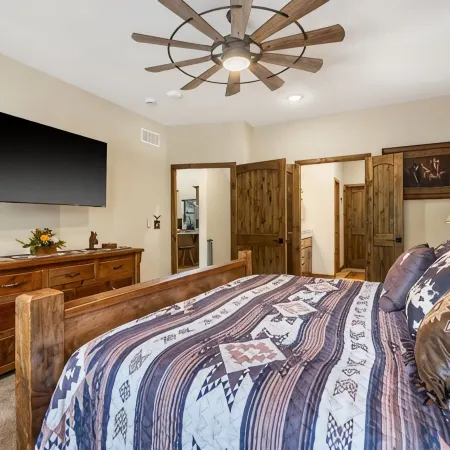 Longhorn Lodge - Private Swimming Pool & Hot Tub, Pool Table - Pet Friendly!