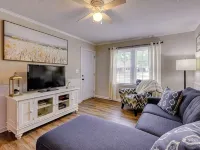Charming 2-Bd 1-Ba home in Easley near GVL & Clemson w/ WiFi, Self check-in & AC Hotels in Easley