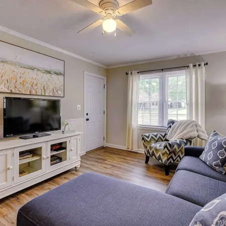 Charming 2-Bd 1-Ba home in Easley near GVL & Clemson w/ WiFi, Self check-in & AC