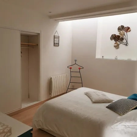 House 75m2 air-conditioned + garage, all comforts, located medieval center Cahors.