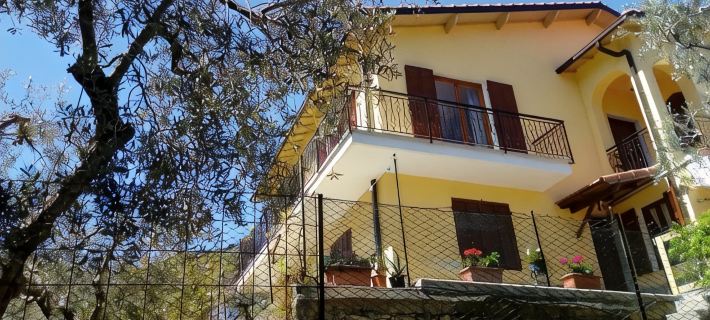 Iris - 150 sqm apartment (3 bedrooms, 2 bathrooms) with garden インペリアのホテル