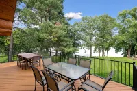Beautiful 5 Bdrm Lakefront Log Cabin - under 1hr from Mpls! - Chalets