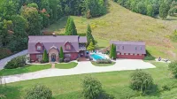 Incredible Farmhouse,18 Acres, Pool, 7 King Bds, Near Helen, Tiny Weddings!