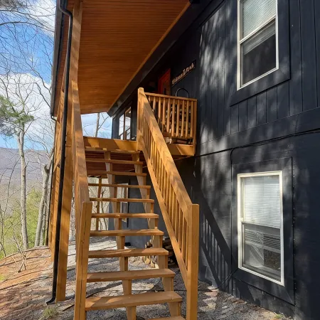 Modern and Peaceful Home with Amazing Mountain Views!