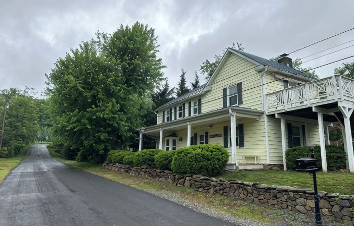Historic home nestled in the heart of horse and wine country. Kids/pet friendly!
