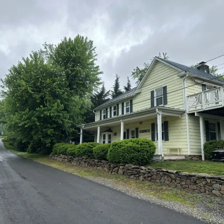 Historic home nestled in the heart of horse and wine country. Kids/pet friendly!