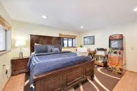 Exquisite Vacation Home with Hot Tub, EV Charger - balcony