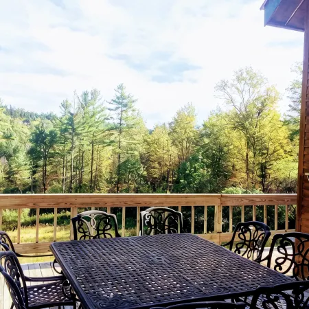 Newly Renovated Rustic style home w/luxury bathrooms  & mountain views, Sereni
