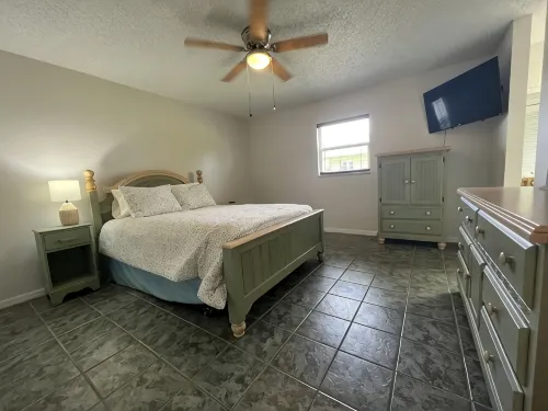 Spacious home directly on Lake Grassy canal. Boat house, hot tub & pool table - 2 stjerner
