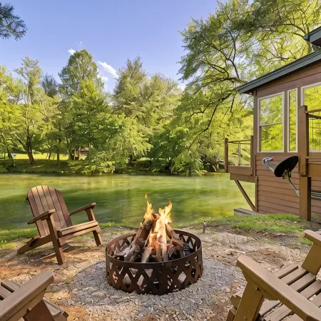 Toccoa Riverside Cabin: Pet-Friendly, Hot Tub, Firepit & Prime Fishing Retreat