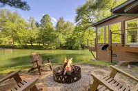 Toccoa Riverside Cabin: Pet-Friendly, Hot Tub, Firepit & Prime Fishing Retreat - 샬레 호텔