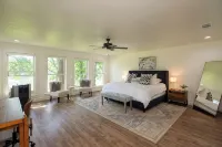 Beautiful Lake Front Home All Decked Out and Ready for Fun - 4つ星