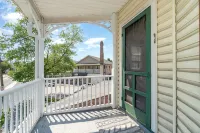Gettysburg Home sleeps 10 with parking and Game Room.  Just off the square. - บังกะโล