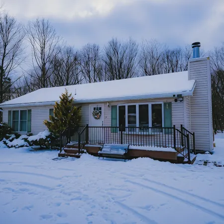 Poconos Mountains Papa Bear House Cozy 3 bedroom Escape Retreat