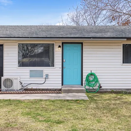 Cozy & Quiet - KING Bed - Full Kitchen - 6 Minutes to Kadlec, 5 miles to PNNL.