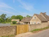 6 Bed, 4 Bath House in the Cotswolds with Wood Fired Hot Tub. Sleeps 11-14 Hotels in Lechlade