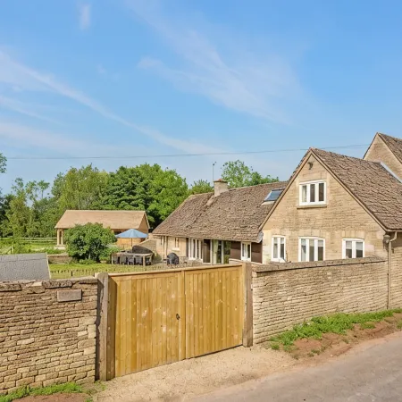 6 Bed, 4 Bath House in the Cotswolds with Wood Fired Hot Tub. Sleeps 11-14