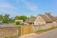 6 Bed, 4 Bath House in the Cotswolds with Wood Fired Hot Tub. Sleeps 11-14