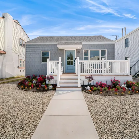 Beach Bungalow -- 1.5 Blocks to Beach!