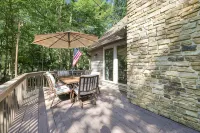 Family-Friendly Cabin Near Lake Nestled in Nature 10 Mins to Historic Jim Thorpe - シャレー