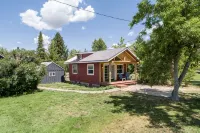 Downtown Cozy Red Cabin