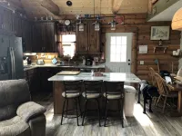 3 Br Log Cabin,  6 Miles West of Custer. Secluded and Ready for You and Your Pet - Chalets