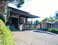 Maple House by Villa Istana Bunga