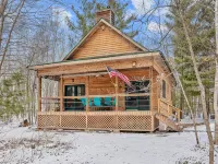 Private Modern Cabin with Hot Tub on 11 Acres - the Perfect up North Getaway فنادق في سكوت