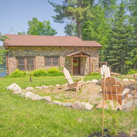 Cozy Stone Cottage overlooking Smith Lake