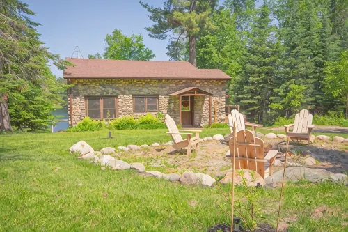 Cozy Stone Cottage overlooking Smith Lake