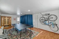 Spacious downtown pad - billiards/ping pong/sauna - 3-Star