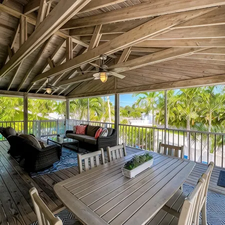 Coral Cove: Walk to the Beach! Heated pool! Prime North End!