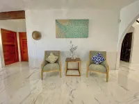 Coastal Casual Bliss: Beach + Pool + Rooftop Deck + Generator + Fast Internet チェレムのホテル