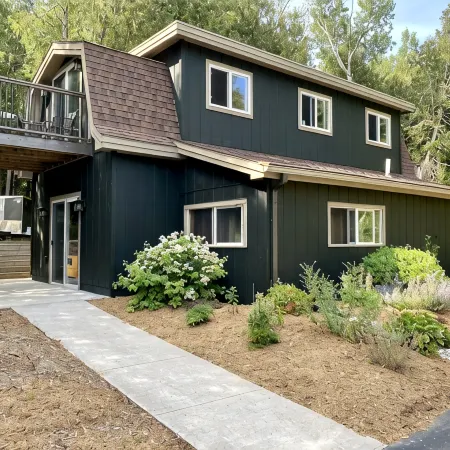 Beautiful Vacation Home On Lake Huron - WiFi, Beach Fire Pit, Bridge View