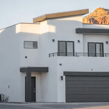 Modern/Luxury Townhouse- HOT TUB - Sleep up to 8!