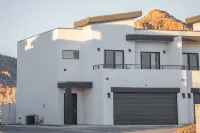 Modern/Luxury Townhouse- HOT TUB - Sleep up to 8! - balcony