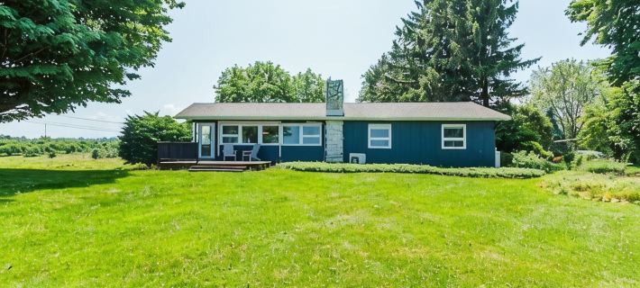 Lakefront Midcentury Cottage Hotels in Wayne County